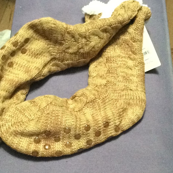 NWT faux fur slipper socks. Tan. Size 4-10. - Picture 3 of 6